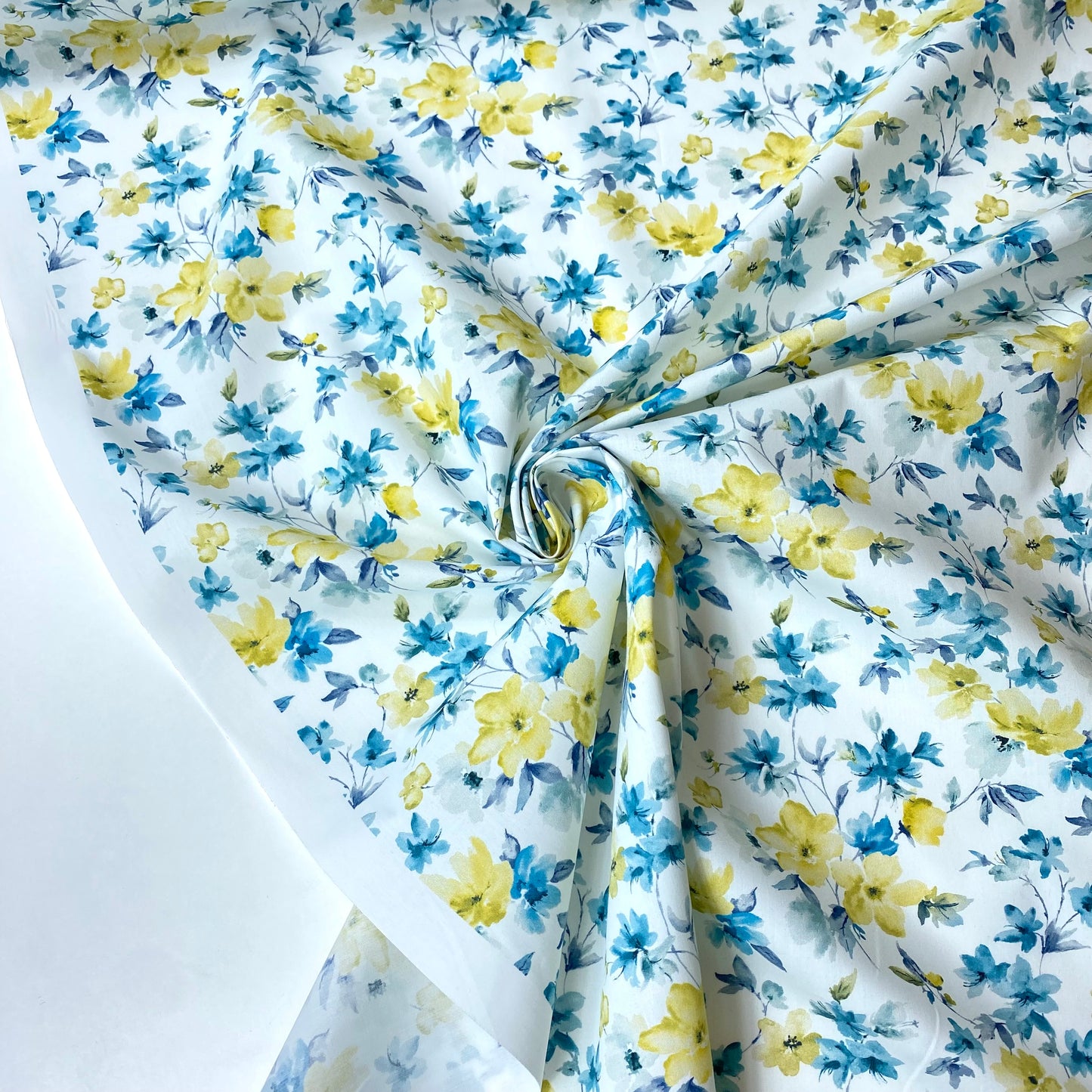 Cambray 100% Algodón Blanco Con Flores Azules y Amarillas