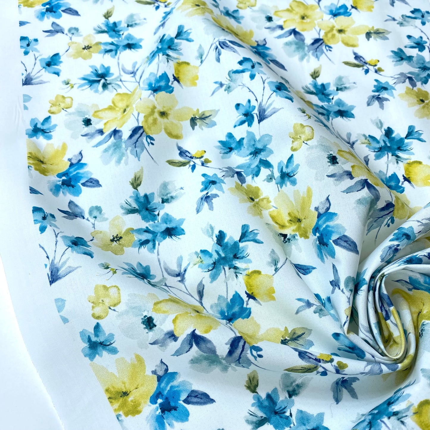 Cambray 100% Algodón Blanco Con Flores Azules y Amarillas