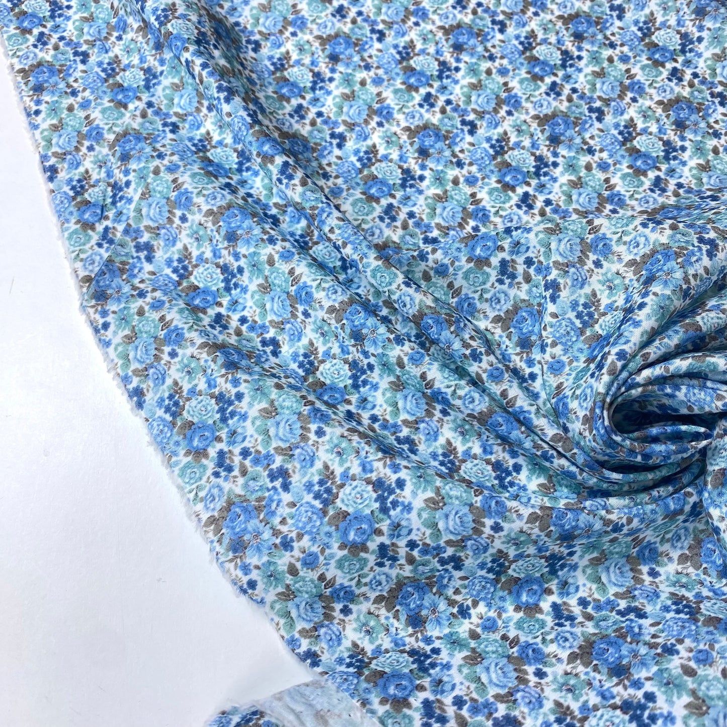 Cambray 100% Algodón Blanco con Flores Azules