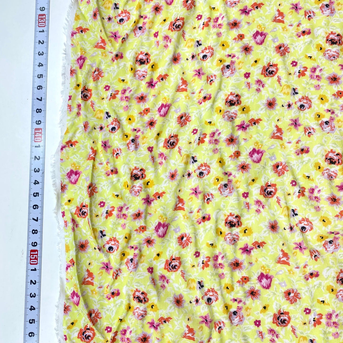 Popelina 100% Viscosa Amarilla con Flores Rosas