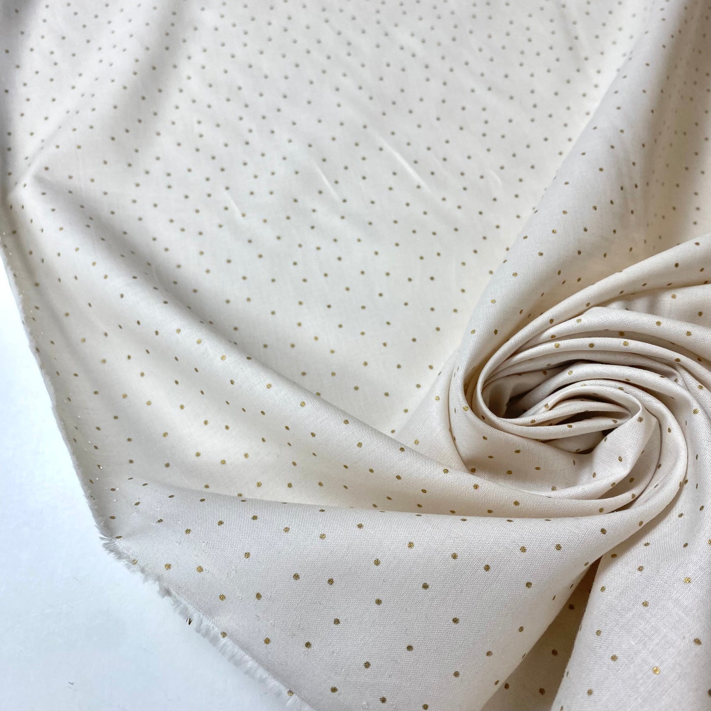 Popelina 100% Algodón Beige con Topos Dorados