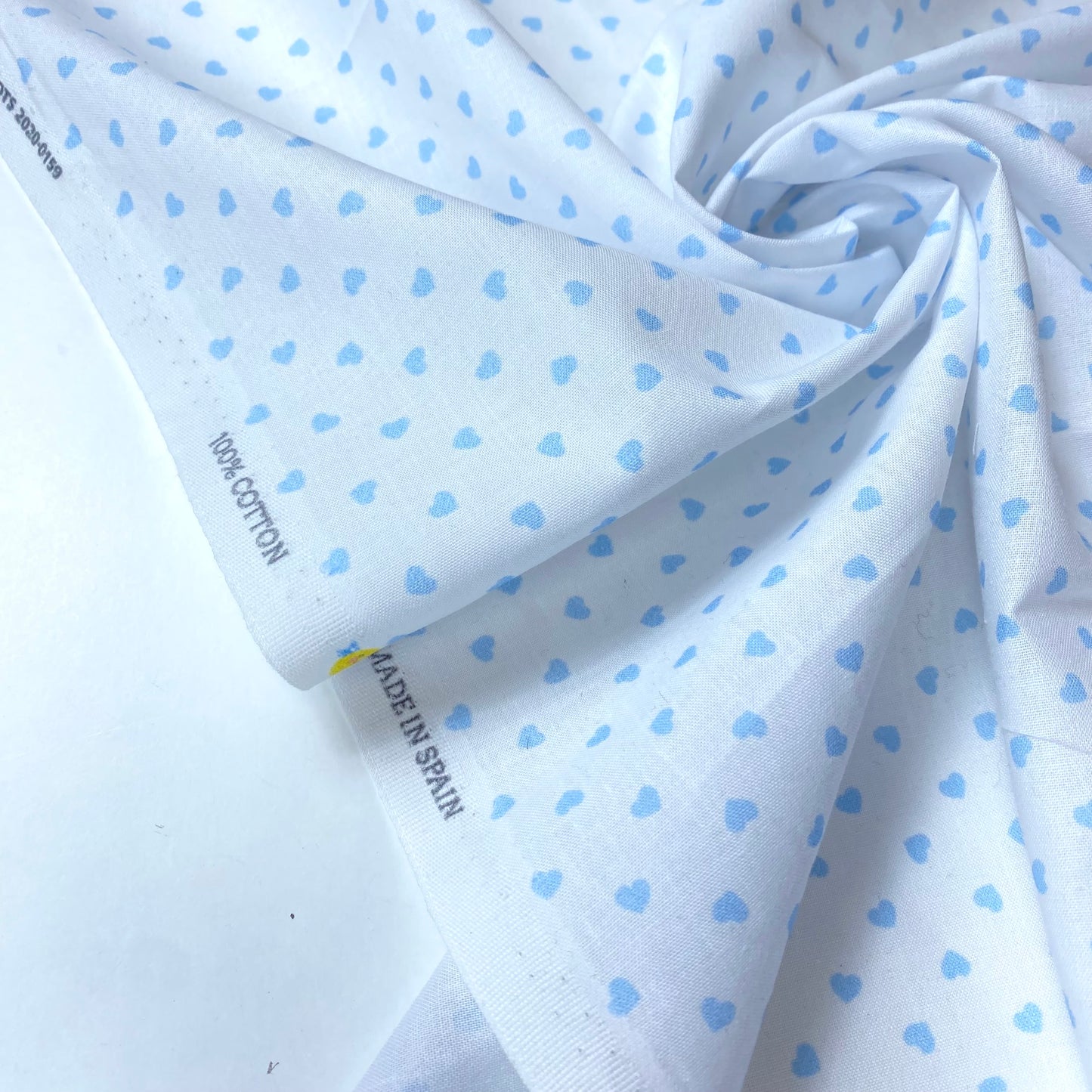 Cambray 100% Algodón Blanco Con Corazones Azules