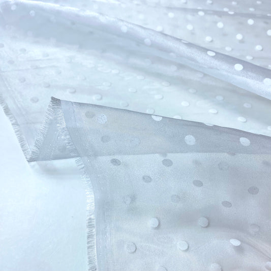 Organza con bolas blancas