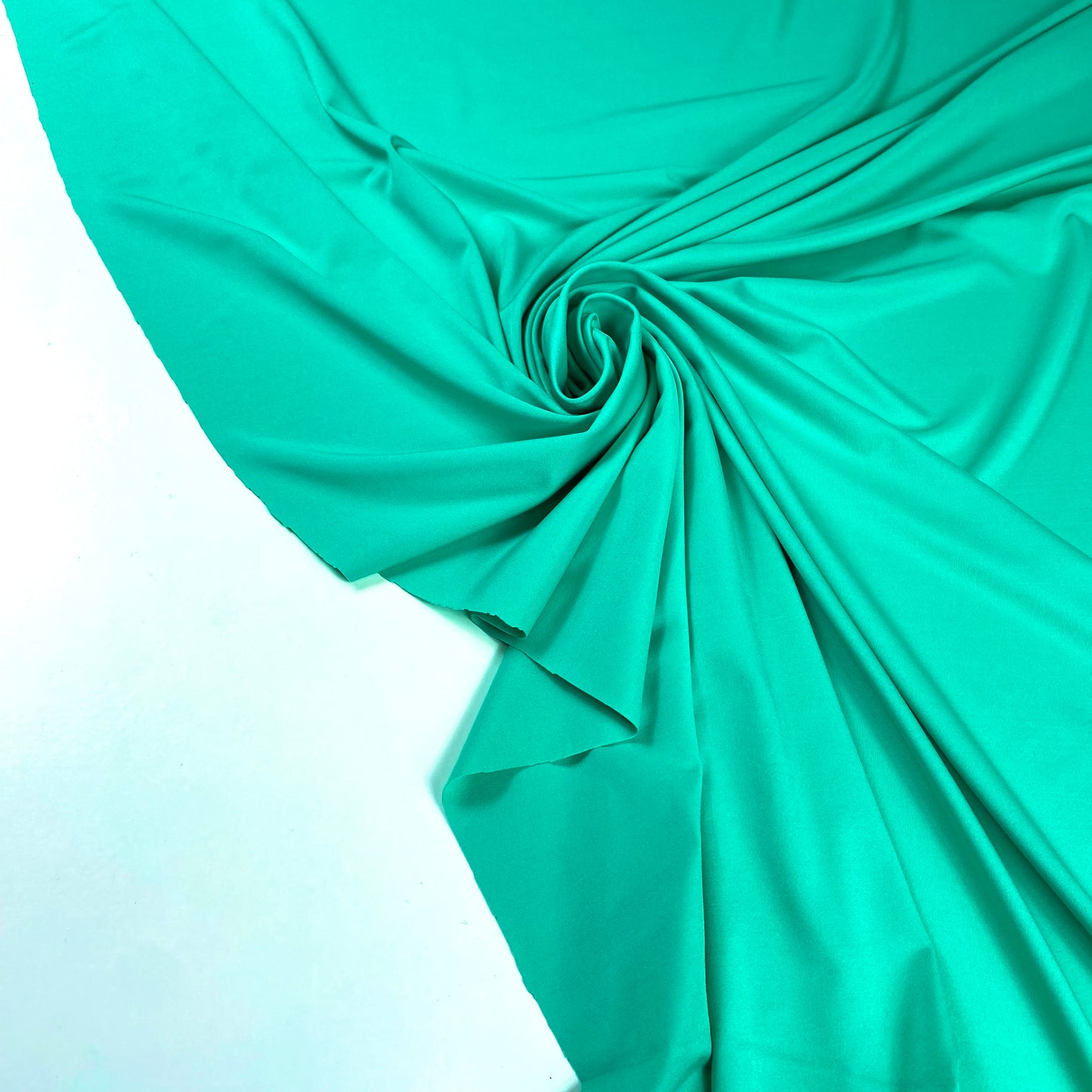 Lycra mate reciclada en verde esmeralda