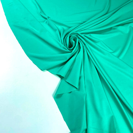 Lycra mate reciclada en verde esmeralda
