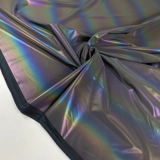 Lycra negra termoadherida con diseño de arcoíris.