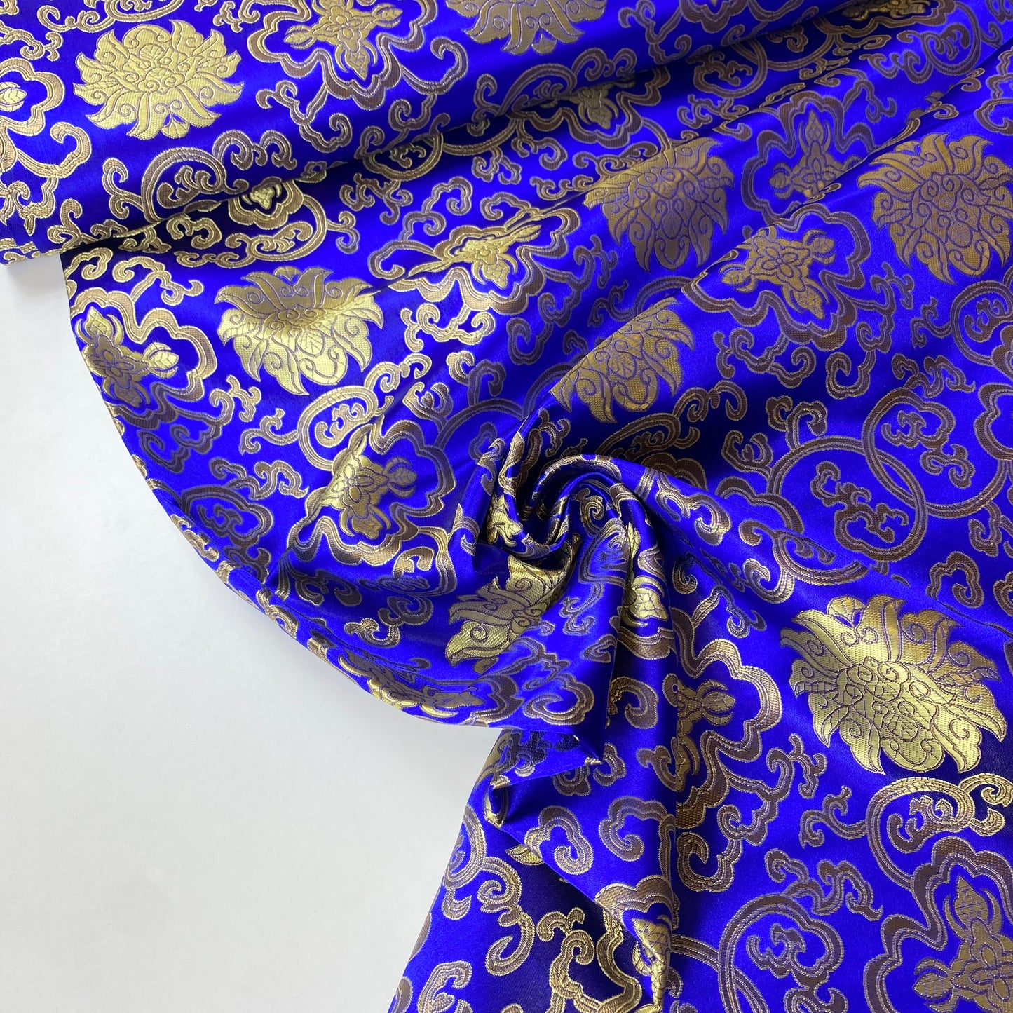 Brocado Azul Com Detalhes Dourados
