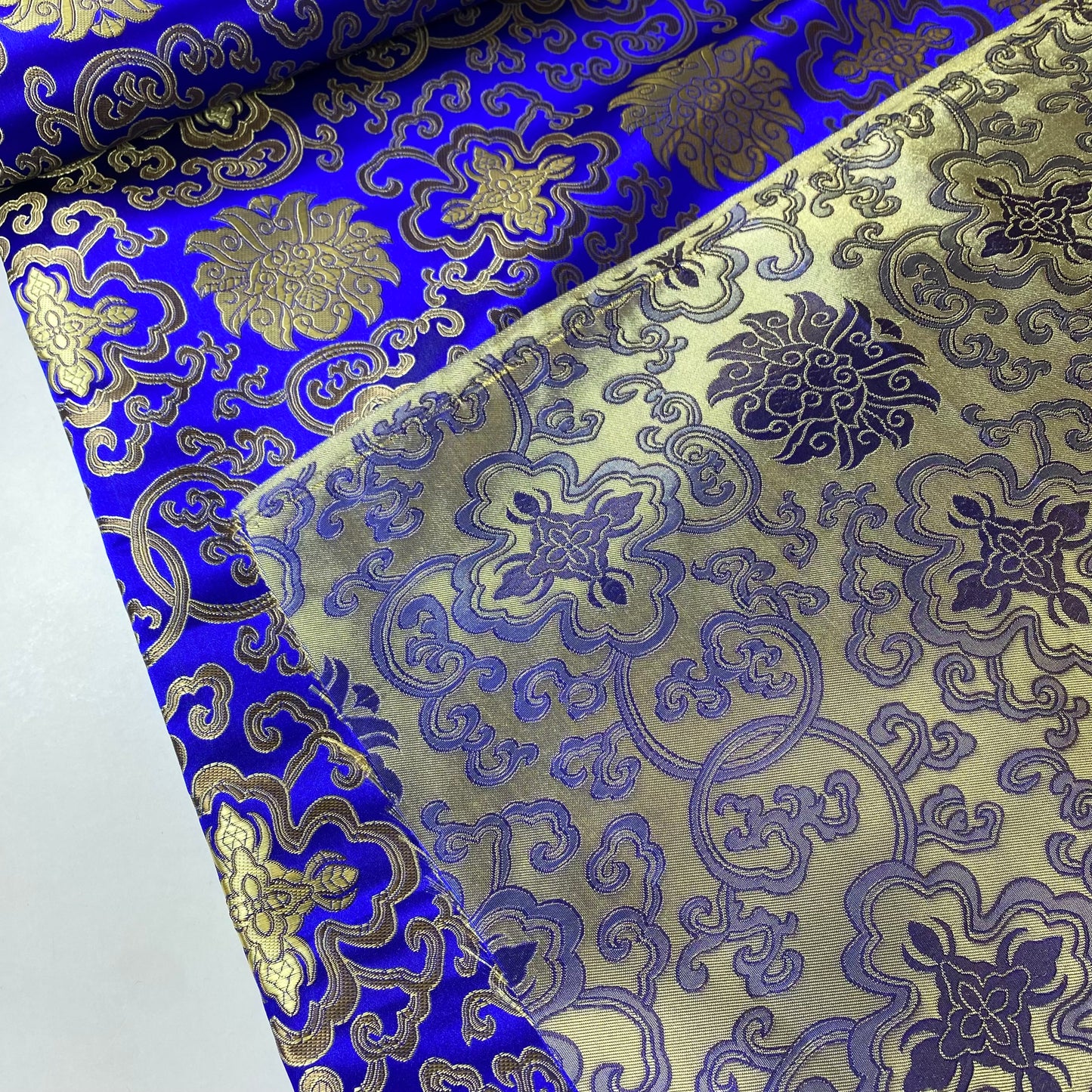 Brocado Azul Com Detalhes Dourados