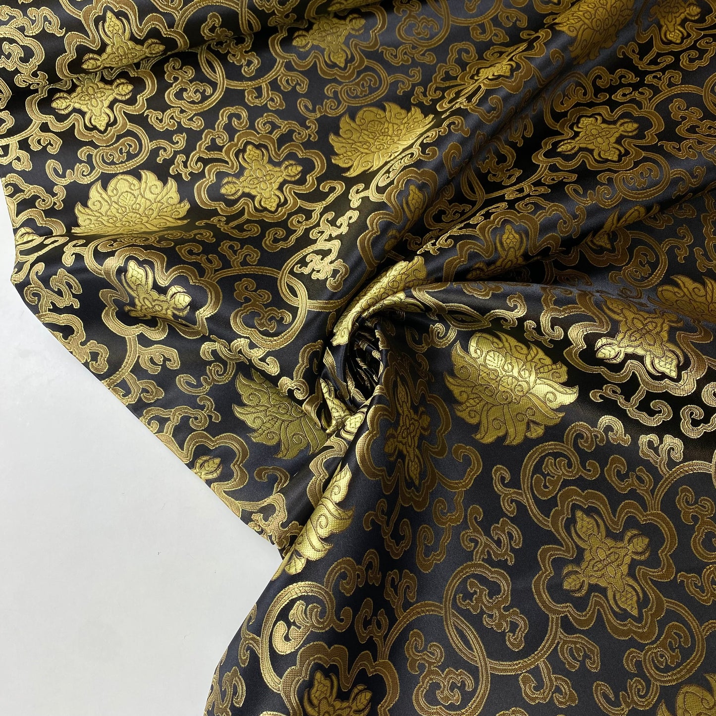 Brocado Preto Com Detalhes Dourados