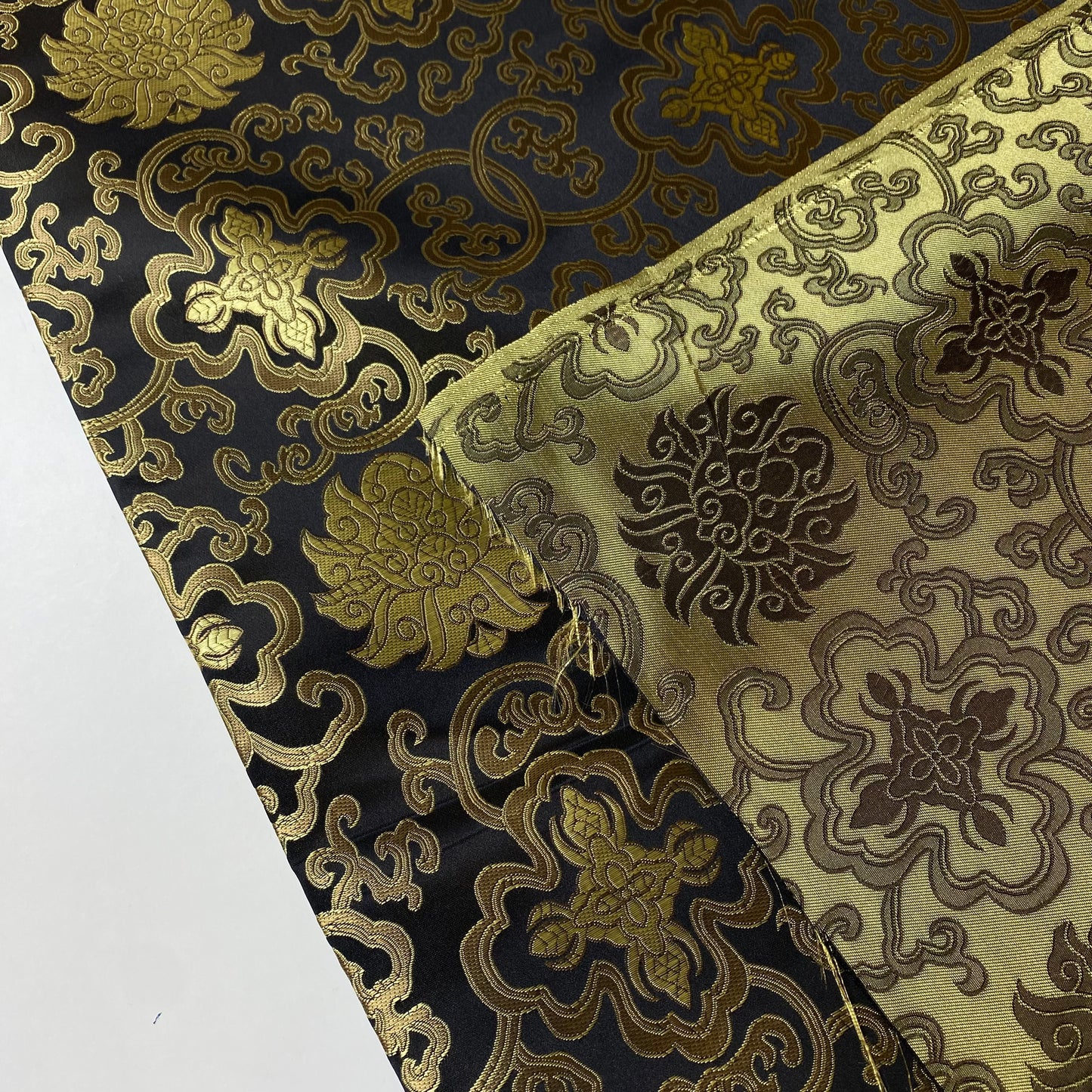 Brocado Preto Com Detalhes Dourados