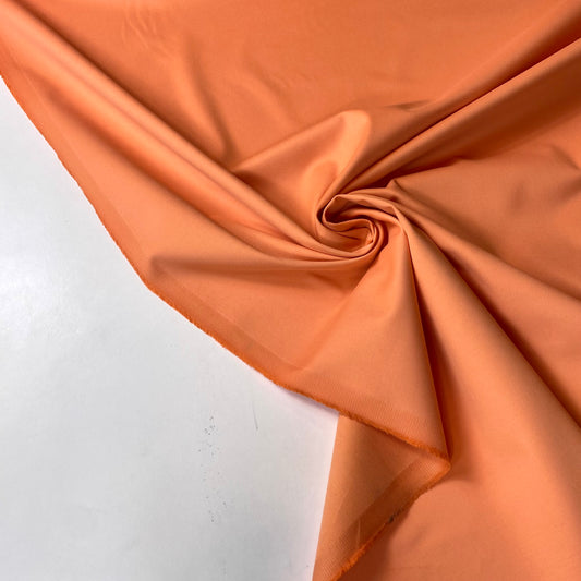 Sarga de color naranja claro