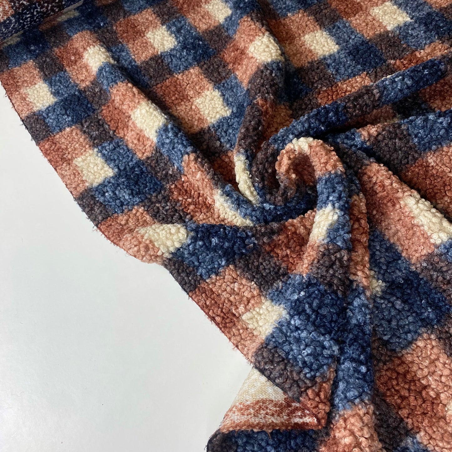 Cuadrados bouclé en azul, marrón y beige