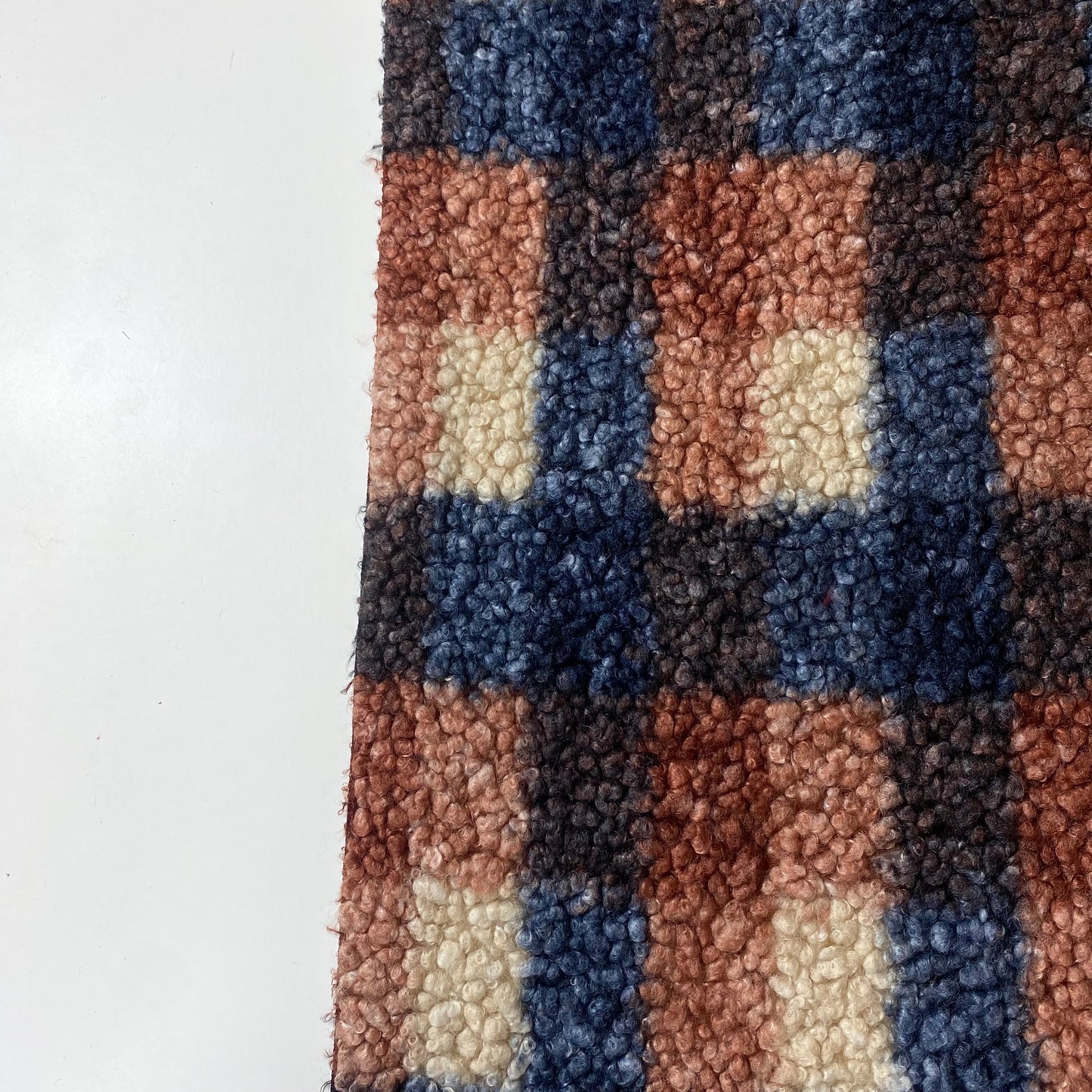 Cuadrados bouclé en azul, marrón y beige