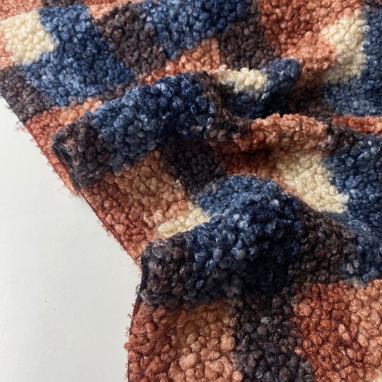 Cuadrados bouclé en azul, marrón y beige