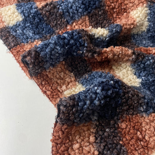 Cuadrados bouclé en azul, marrón y beige