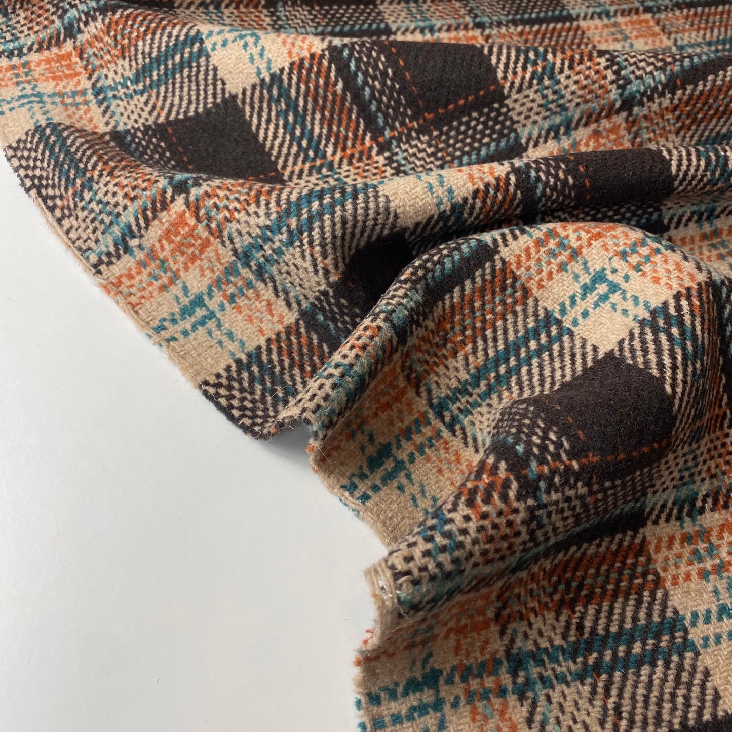 Casa de campo de color marrón y beige con rayas naranjas y verdes.