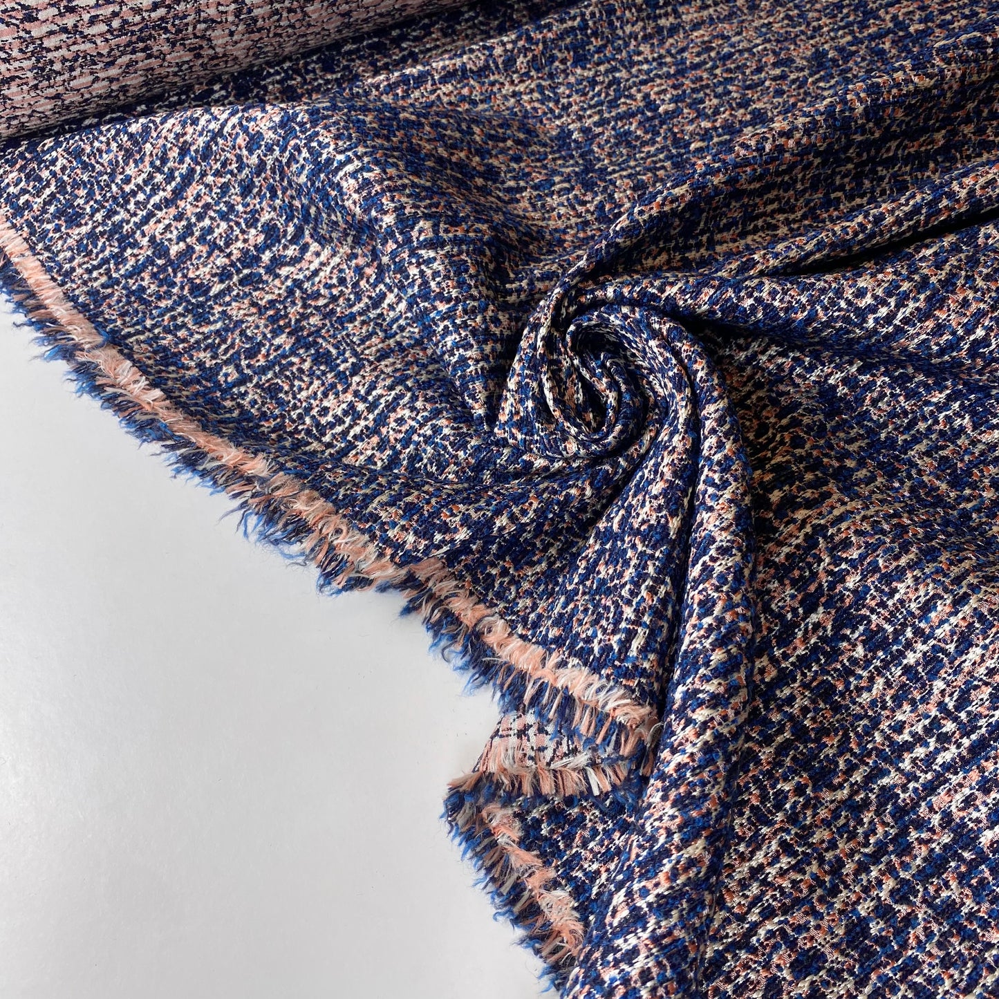 Brocado blanco, azul y salmón