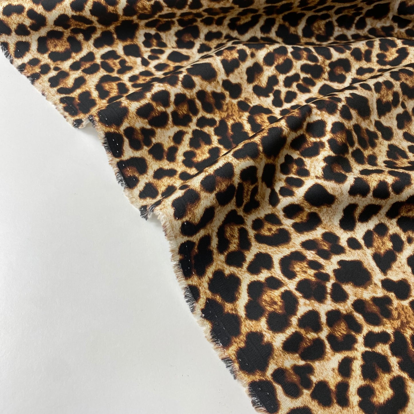 Sarga satinada con estampado de leopardo.