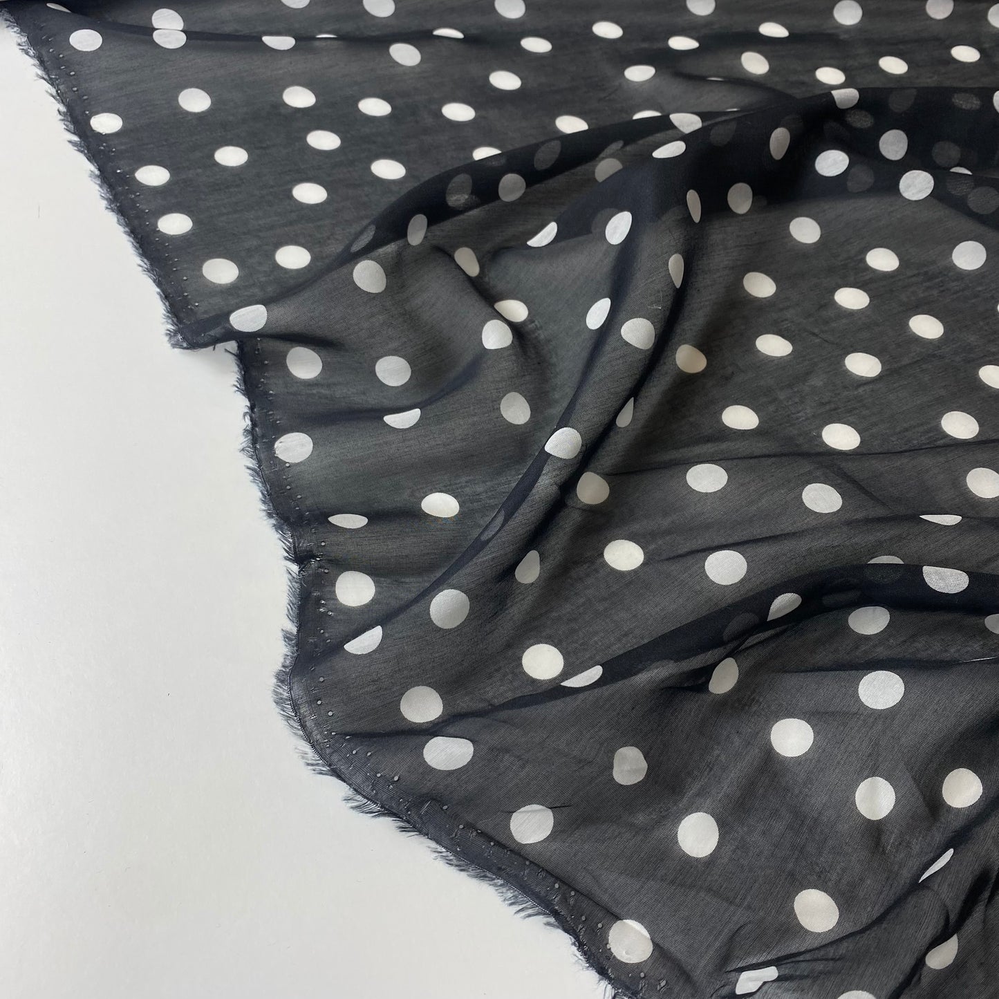 Voile negro con lunares blancos