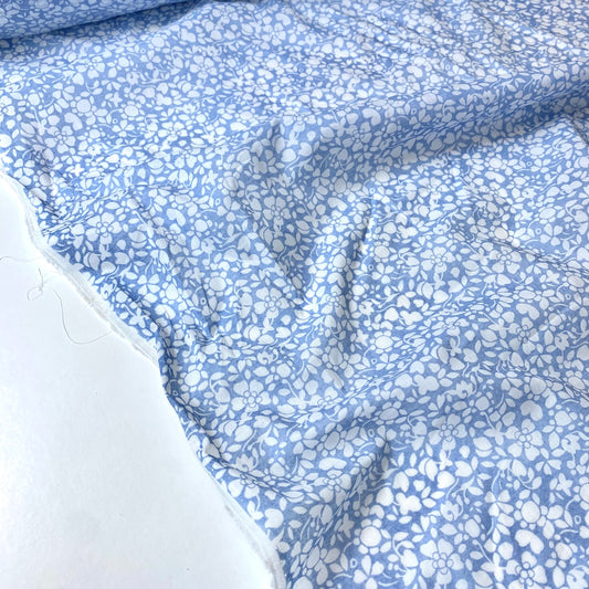 Voile azul con flores blancas