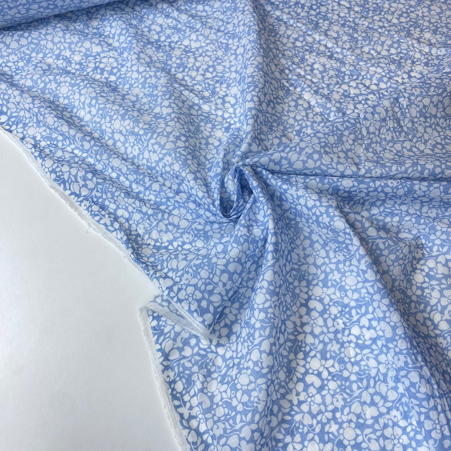 Voile azul con flores blancas