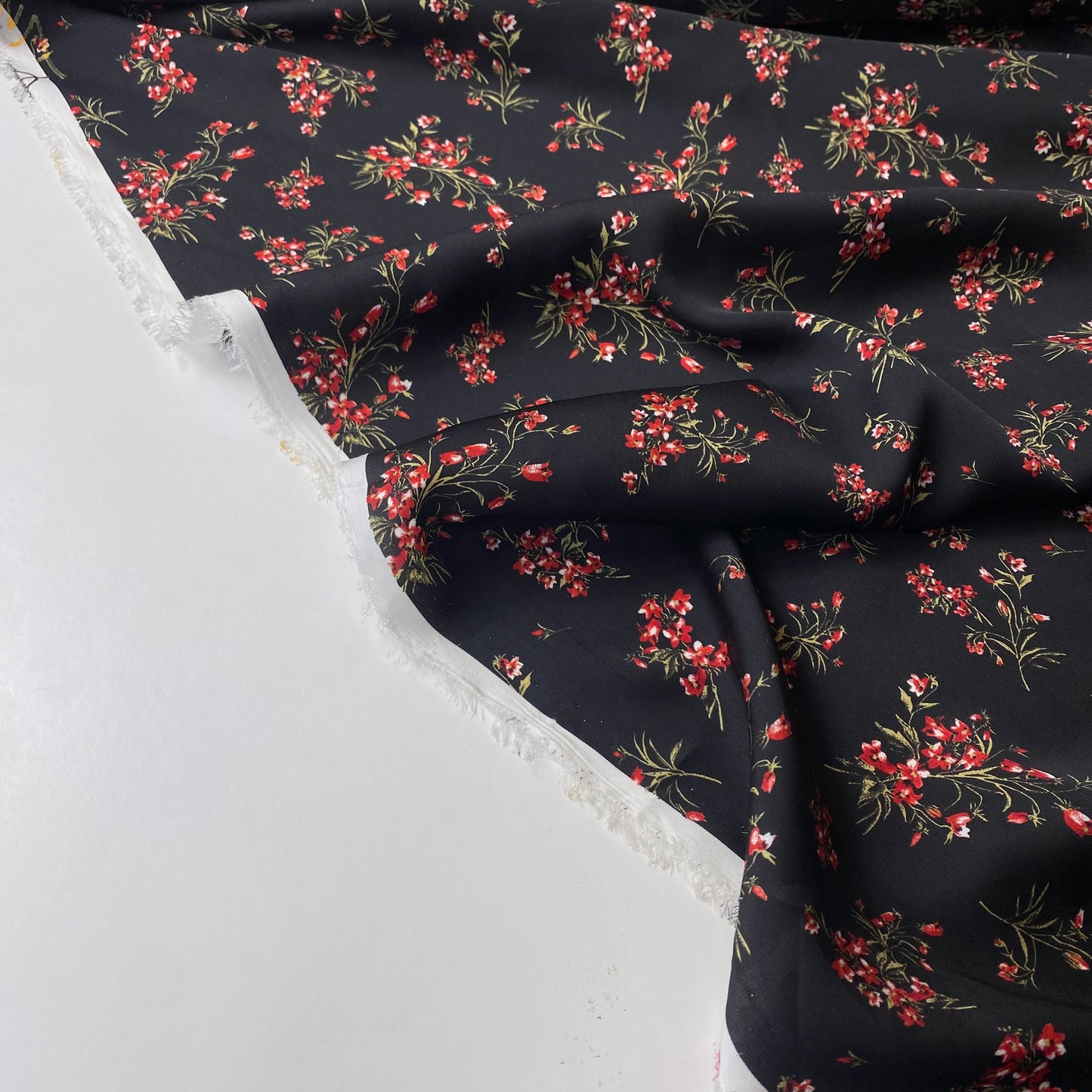 Satén negro con flores rojas