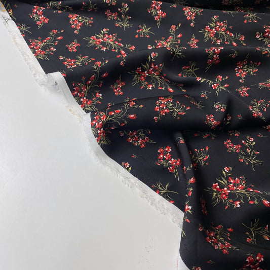 Satén negro con flores rojas