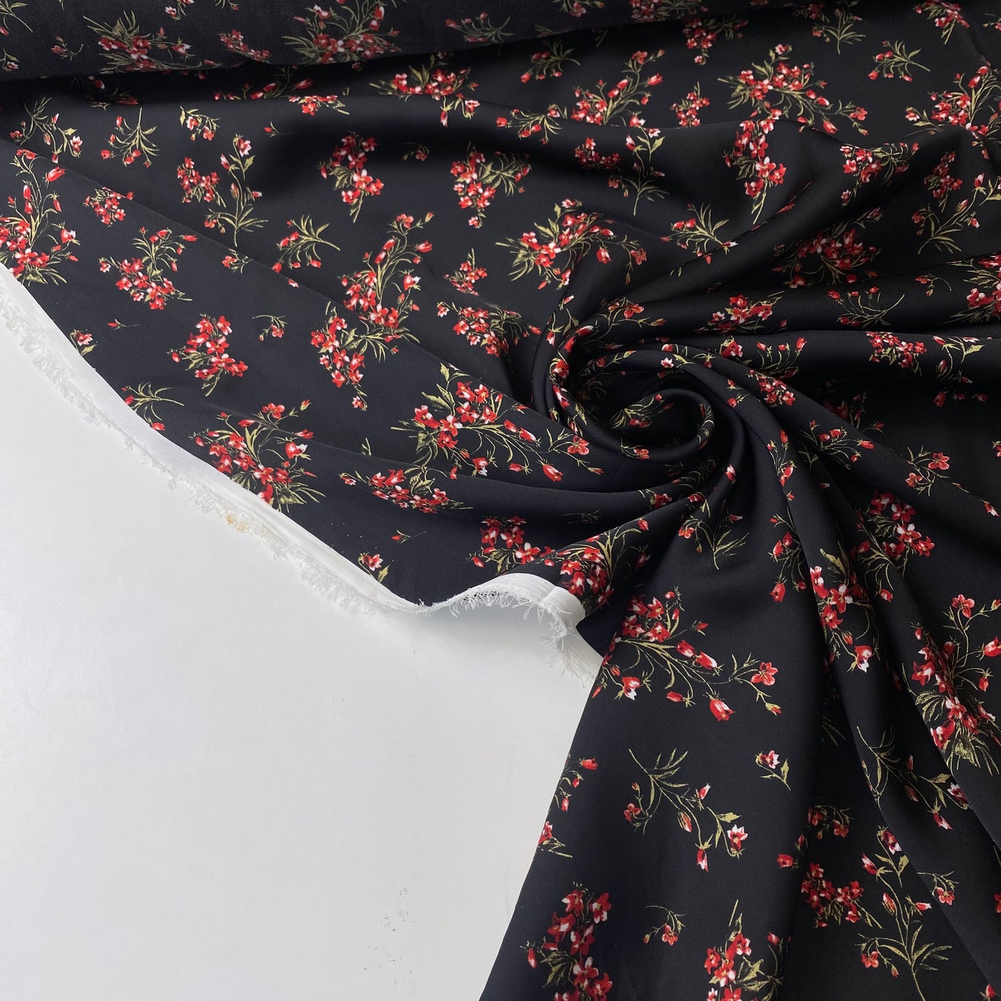 Satén negro con flores rojas