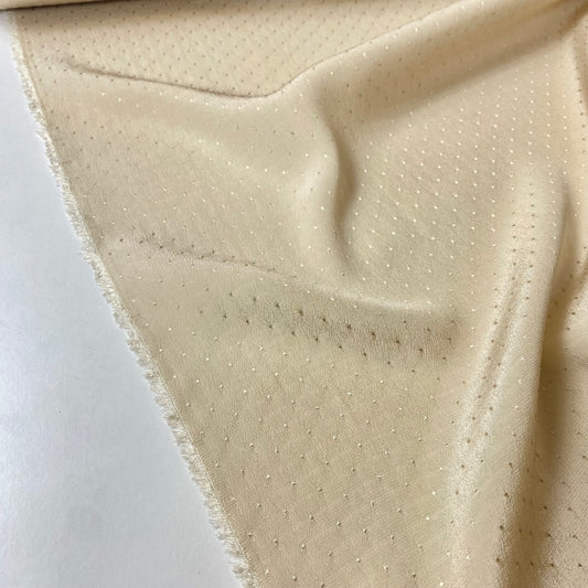 Crepe beige con detalles dorados.