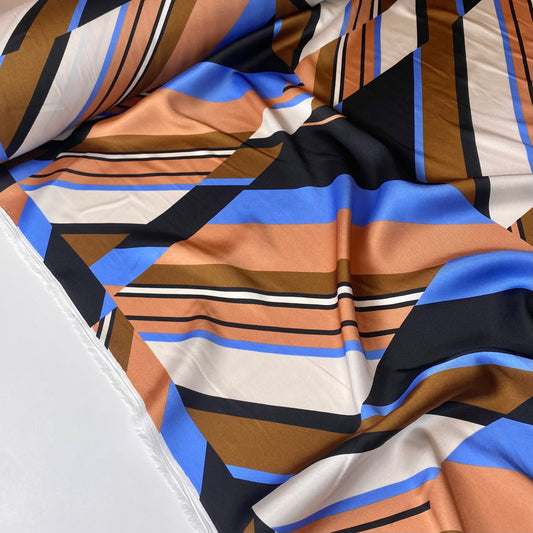 Satén en cobre, azul, negro, dorado y blanco.