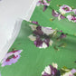 Crepe verde con flores blancas y violetas