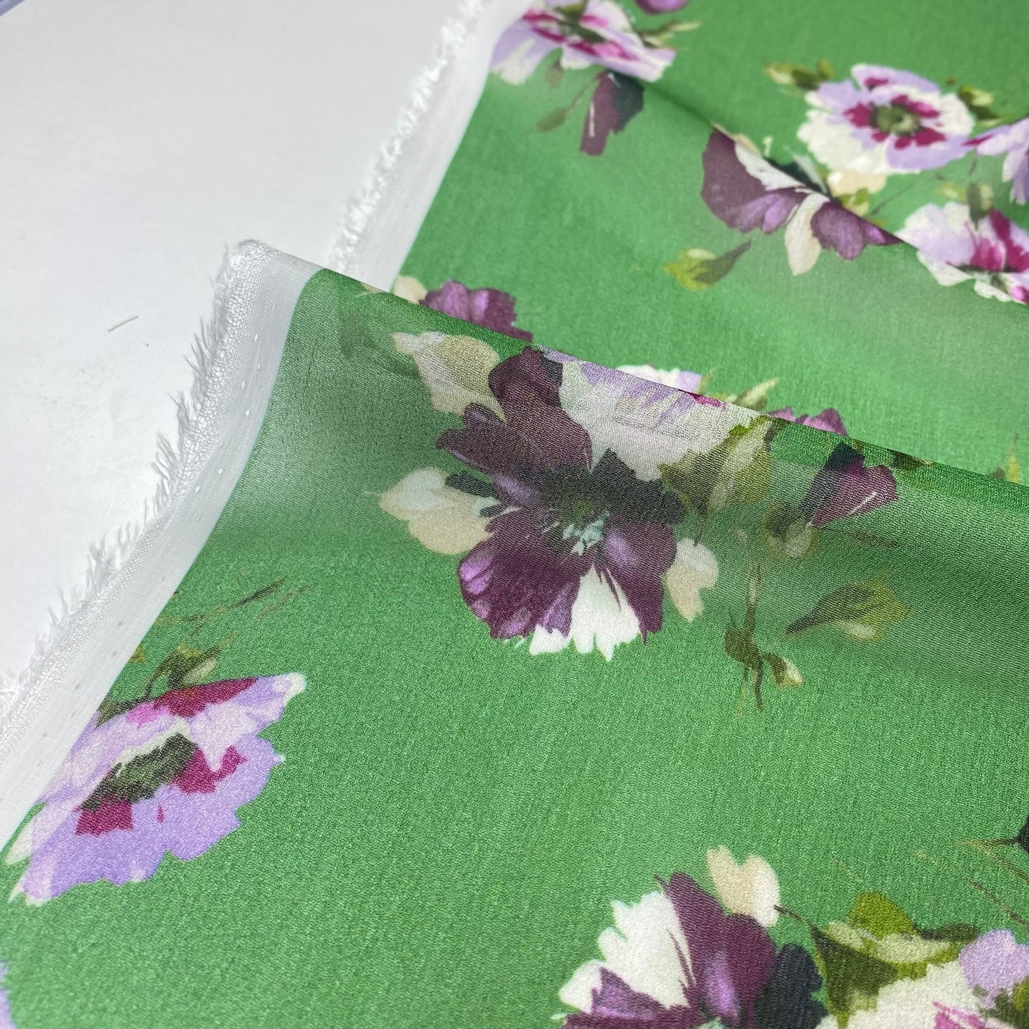 Crepe verde con flores blancas y violetas