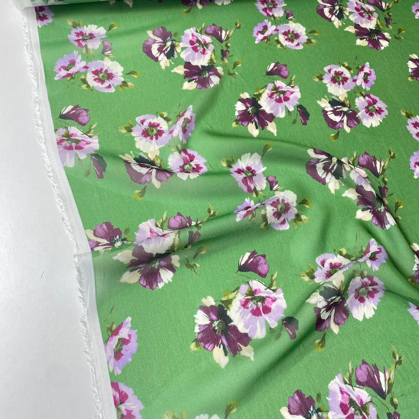 Crepe verde con flores blancas y violetas