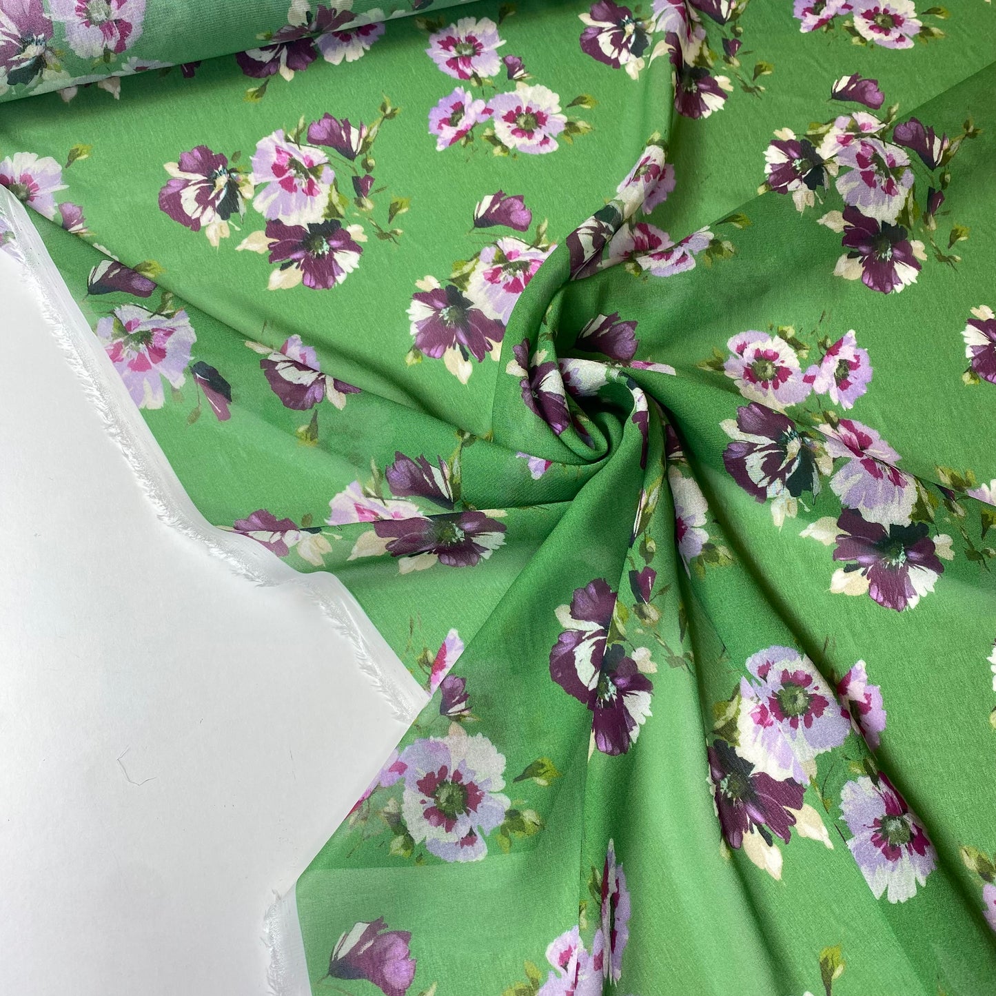 Crepe verde con flores blancas y violetas