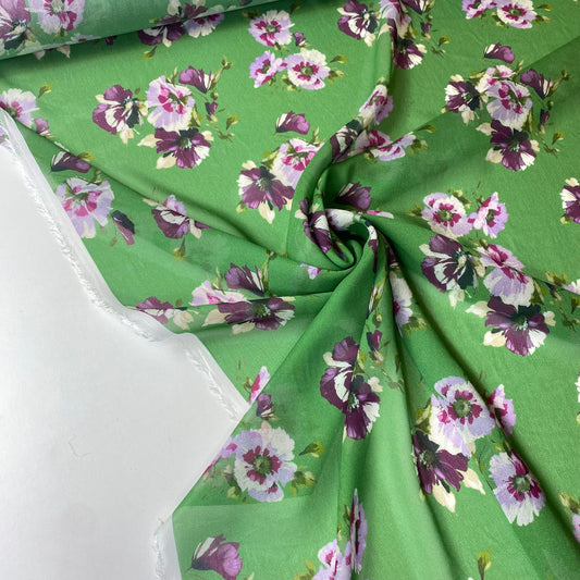 Crepe verde con flores blancas y violetas