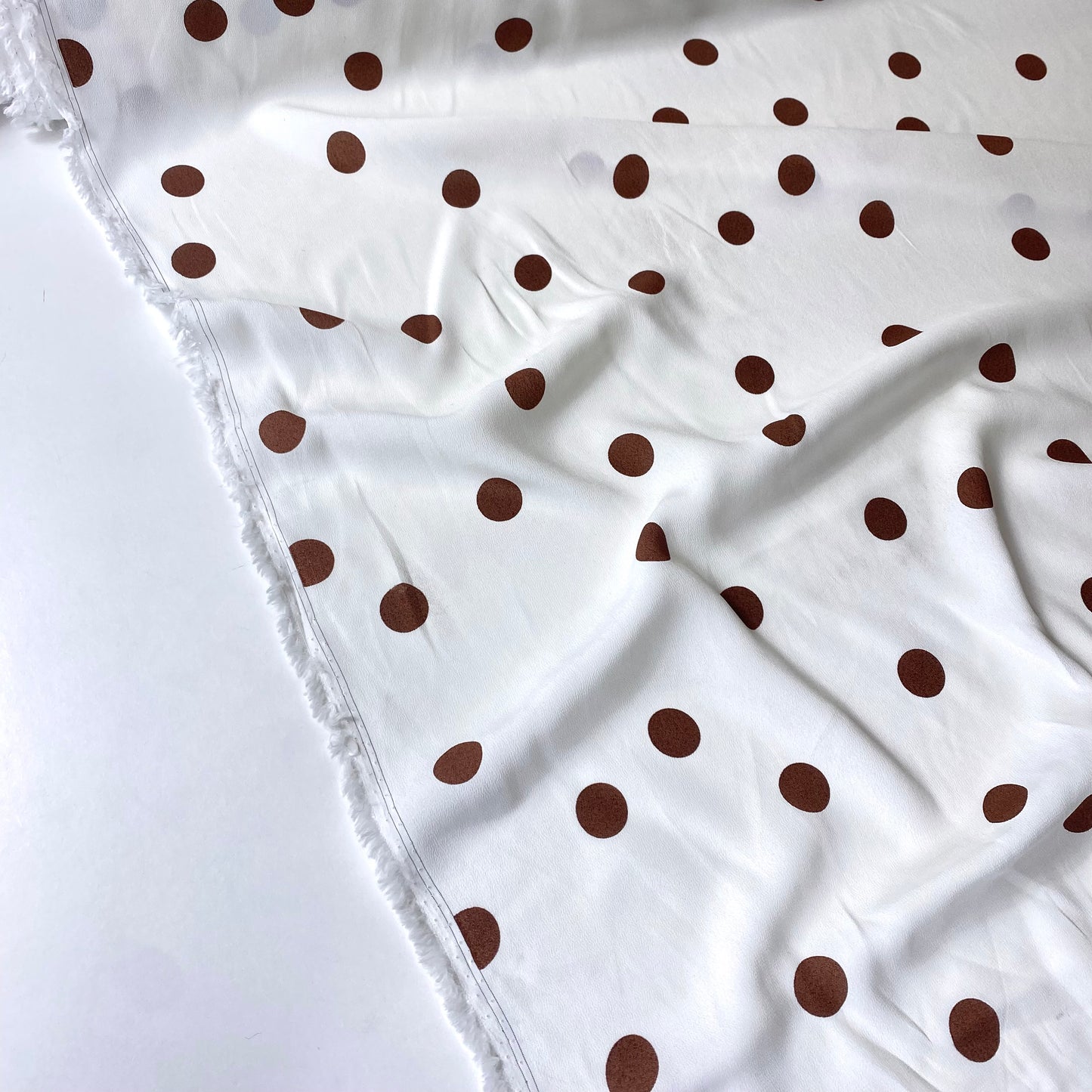 Crepe blanco perla con lunares marrones