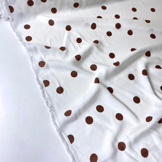 Crepe blanco perla con lunares marrones