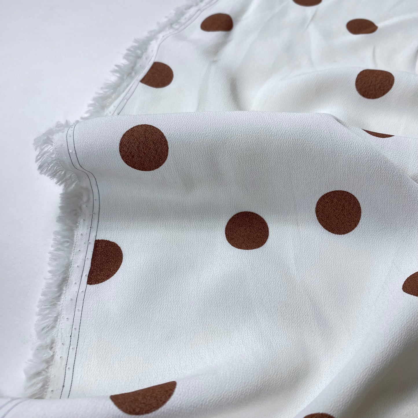 Crepe blanco perla con lunares marrones