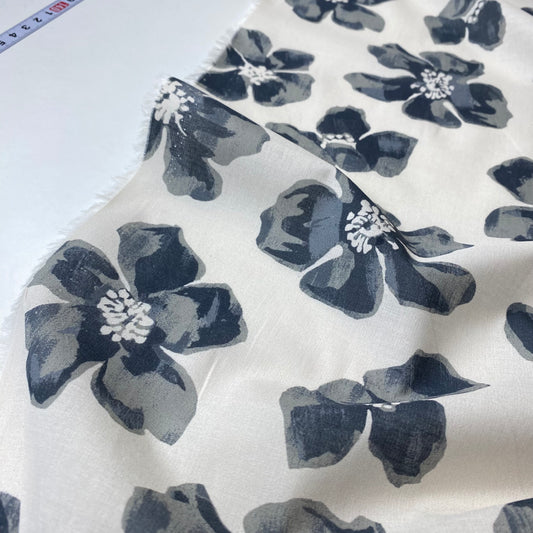 Voile de color blanco grisáceo con flores grises.