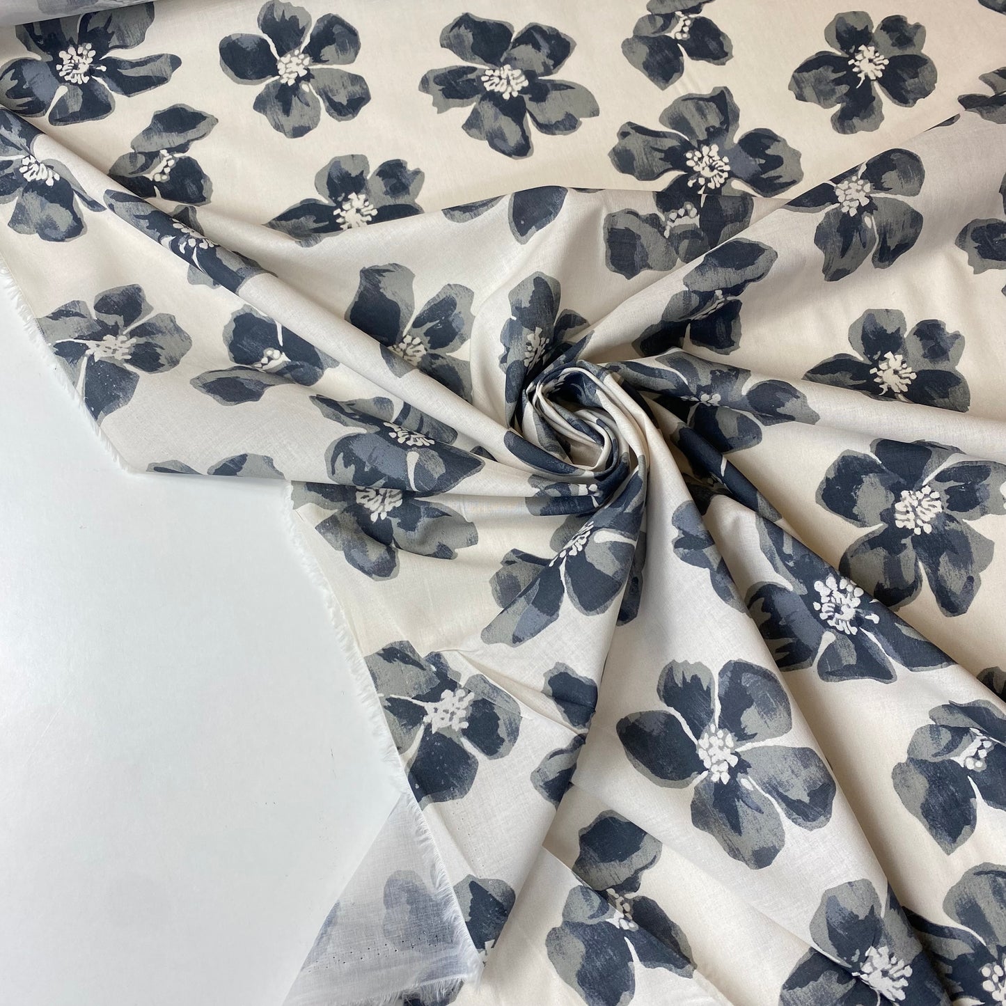 Voile de color blanco grisáceo con flores grises.