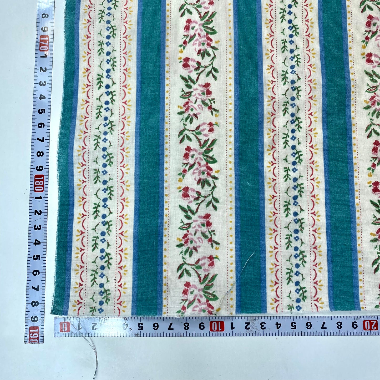 Tejido chintz Alcobaça con rayas beige y verdes y ribete floral.