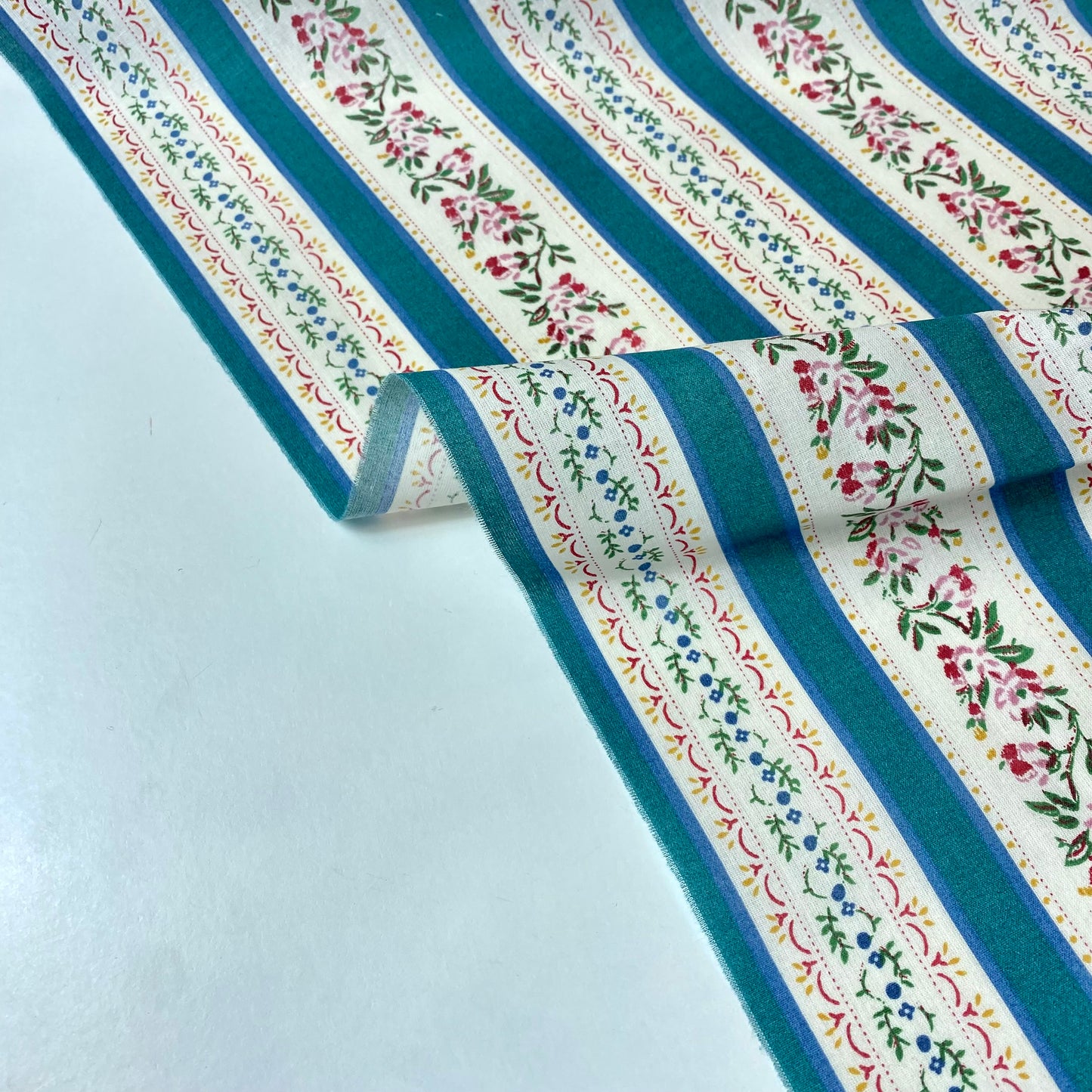 Tejido chintz Alcobaça con rayas beige y verdes y ribete floral.