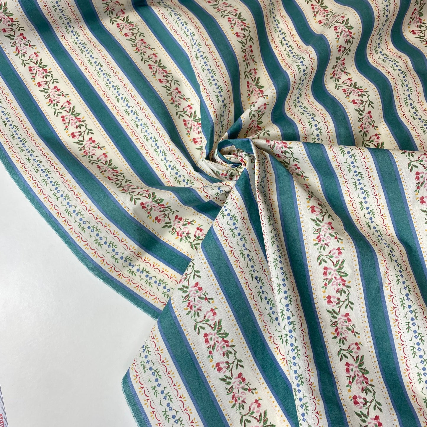 Tejido chintz Alcobaça con rayas beige y verdes y ribete floral.