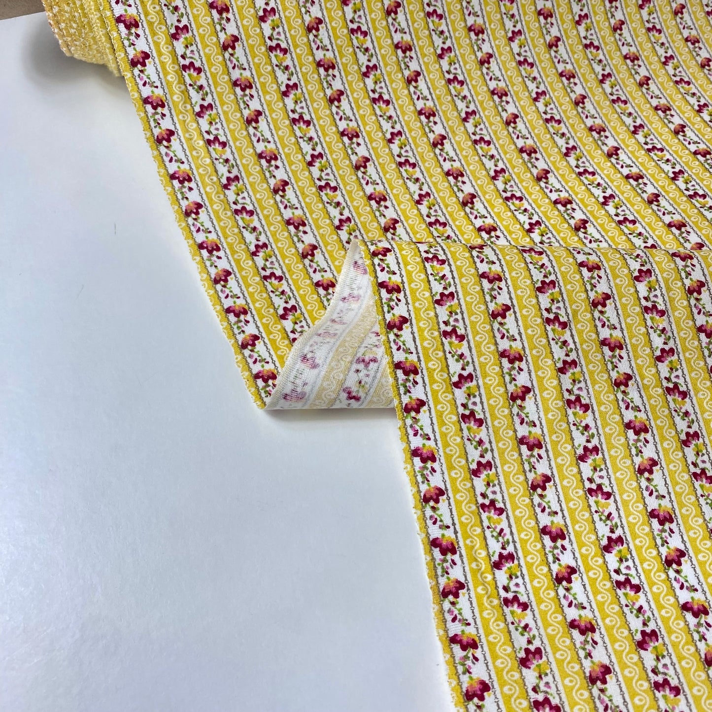 Chintz de Alcobaça con rayas amarillas y blancas y flores rojas.