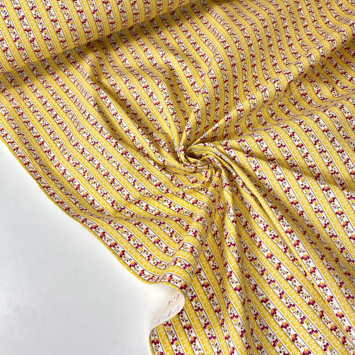 Chintz de Alcobaça con rayas amarillas y blancas y flores rojas.