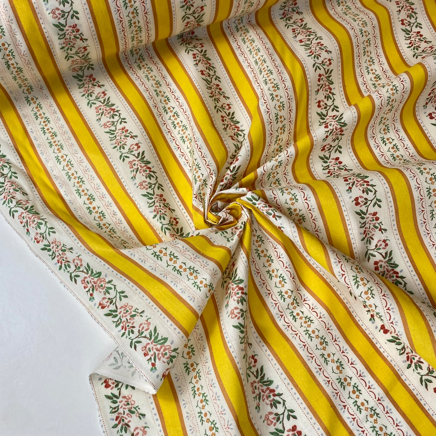 Tela chintz de Alcobaça con rayas blancas y amarillas y cenefas florales.