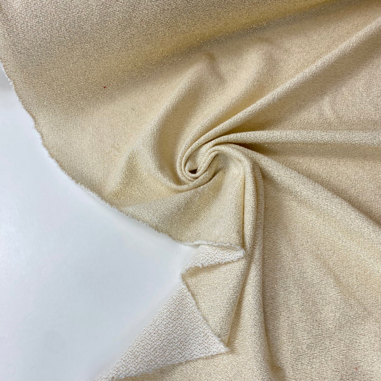 Jersey beige con brillo dorado.