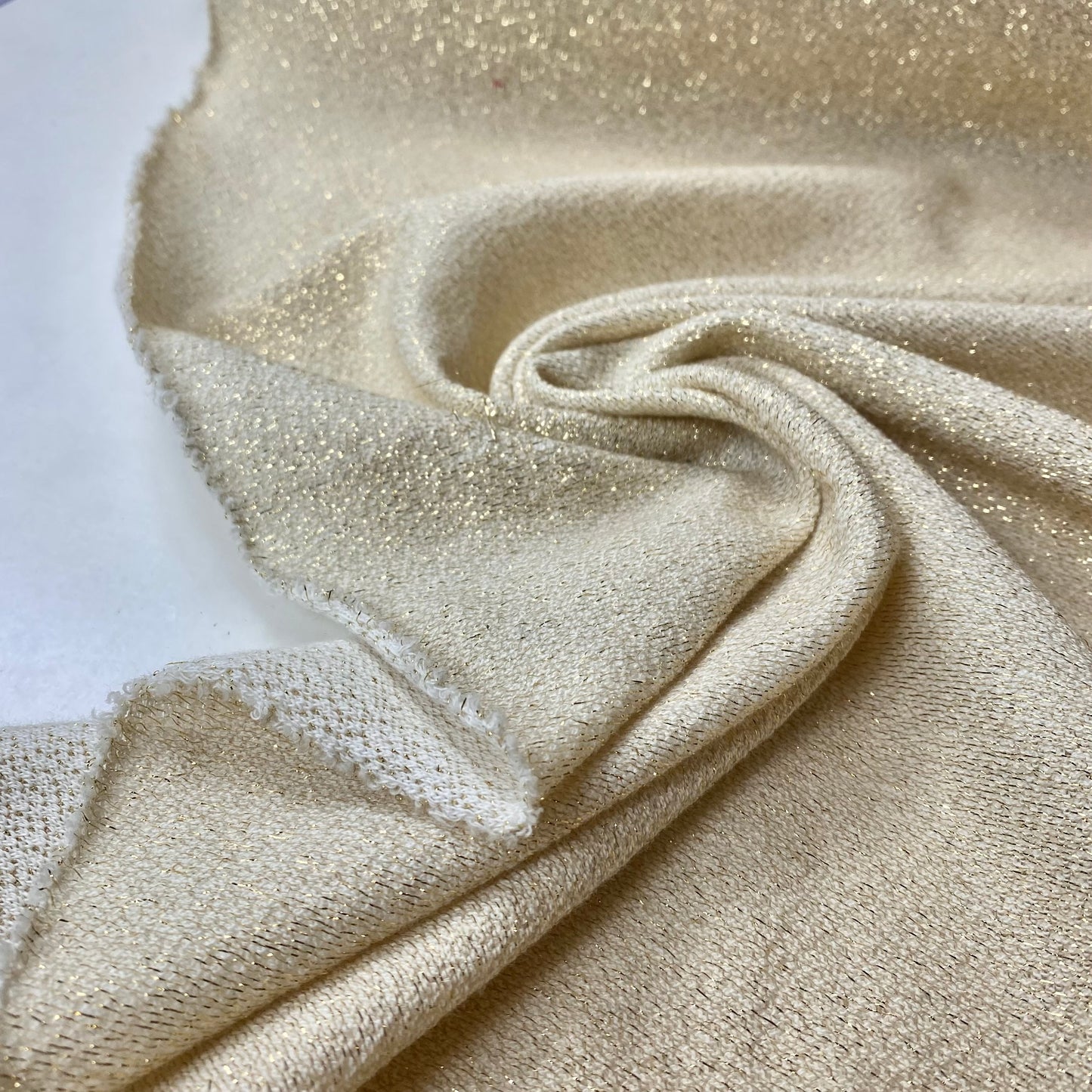 Jersey beige con brillo dorado.