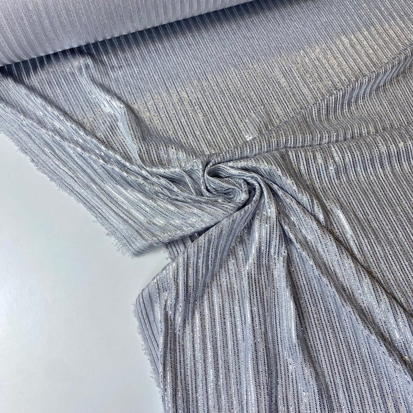 Tejido de punto acanalado con lurex plata.