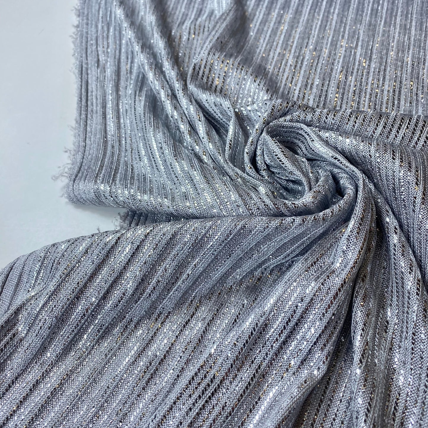 Tejido de punto acanalado con lurex plata.